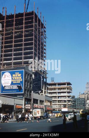 Una vista che guarda verso nord a Manhattan lungo la 6th Avenue, vicino al suo incrocio con la W 49th Street, New York, USA alla fine degli anni '50. Questa strada è anche conosciuta come Avenue of the Americas (come sul gigantesco cartellone della New York Savings Bank in questa fotografia), anche se questo nome è raramente usato dai newyorkesi. È commerciale per gran parte della sua lunghezza con lo sviluppo del grattacielo evidente qui negli anni '50. Tuttavia, oggi questa sezione della 6th Avenue è ormai irriconoscibile – la zona è ormai quasi completamente cedita alla sede di aziende multinazionali – una fotografia d'epoca degli anni '50. Foto Stock