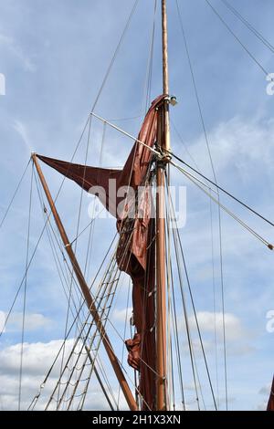 primo piano di magnifiche navi montano e si rigano contro un cielo blu profondo con le nuvole in estate Foto Stock