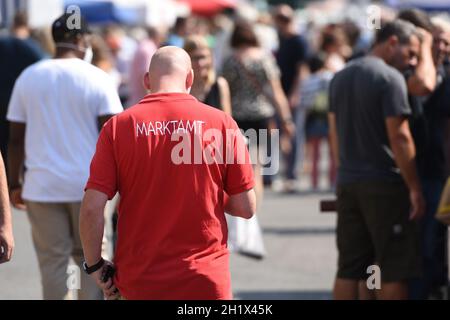 Großer Flohmarkt jeden Samstag beim Naschmarkt a Wien, Österreich, Europa - Grande mercato delle pulci ogni Sabato al Naschmarkt a Vienna, Austria, EUR Foto Stock