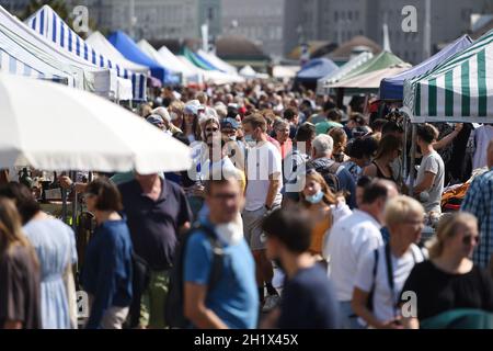 Großer Flohmarkt jeden Samstag beim Naschmarkt a Wien, Österreich, Europa - Grande mercato delle pulci ogni Sabato al Naschmarkt a Vienna, Austria, EUR Foto Stock