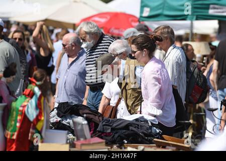Großer Flohmarkt jeden Samstag beim Naschmarkt a Wien, Österreich, Europa - Grande mercato delle pulci ogni Sabato al Naschmarkt a Vienna, Austria, EUR Foto Stock