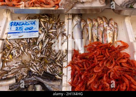 Napoli, Italia - 27 giugno 2021: Bancarella del mercato del pesce nella via del centro città, pesce fresco Foto Stock