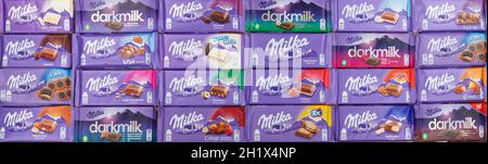Stoccarda, Germania - 3 marzo 2021: Cioccolato Milka cioccolatini diversi tipi varietà sfondo banner in Germania. Foto Stock