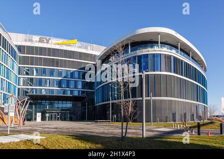 Stoccarda, Germania - 19 dicembre 2020: Sede centrale Ernst & Young EY, edificio Skyloop dell'aeroporto di Stoccarda in Germania. Foto Stock