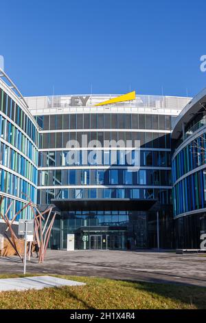 Stoccarda, Germania - 19 dicembre 2020: Ernst & Young EY Headquarter HQ Skyloop costruire il formato di ritratto all'aeroporto di Stoccarda in Germania. Foto Stock