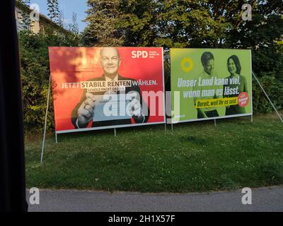 Am Sonntag, 26. Settembre wählt Deutschland einen neuen Bundestag und Bundeskanzler/Bundeskanzlerin. Im Vorfeld der Wahlen zieren derzeit Orte, Gemein Foto Stock