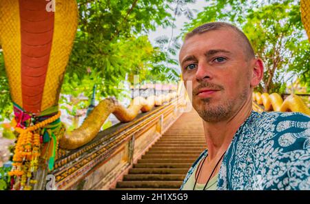 Giovane turista zaino in spalla con le scale per stupa d'oro nel tempio Wat Sila Ngu Jaidee (Chedi Sila Ngu) Koh Samui Thailandia. Foto Stock