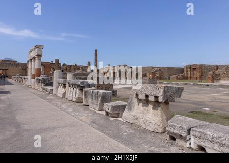Pompei, Napoli, Italia - 26 giugno 2021: Foro della città distrutto dall'eruzione del Vesuvio nel 79 d.C. Foto Stock