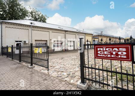 Riga, Lettonia. Agosto 2021. L'ingresso del Ghetto riga e del Museo dell'Olocausto lettone nel centro della città Foto Stock