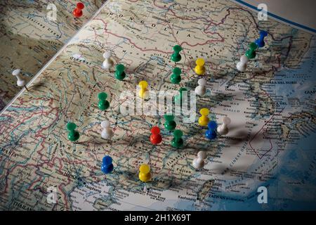 I capitelli provinciali della Cina marcati con alcune spine colorate in una mappa Foto Stock