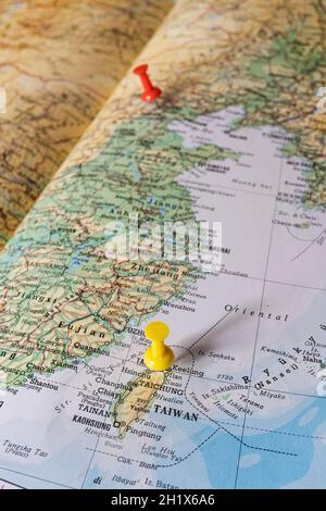 Le capitali di Taiwan e della Cina hanno puntato con le spine colorate Foto Stock