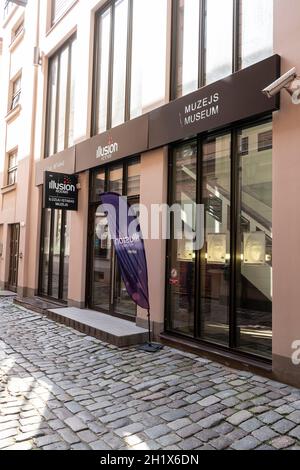 Riga, Lettonia. Agosto 2021. Vista esterna dell'ingresso al Museo dell'illusione nel centro della città Foto Stock