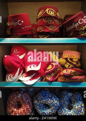 Antalya, Turchia - 11 maggio 2021: Collezione di cappello turco e regali in vendita ad Antalya, Turchia il 11 maggio 2021 Foto Stock