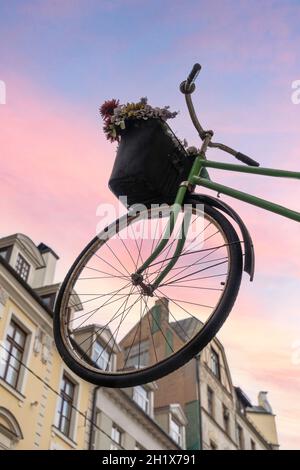 Riga, Lettonia. Agosto 2021. Vista della bicicletta sospesa in aria in una strada nel centro della città Foto Stock