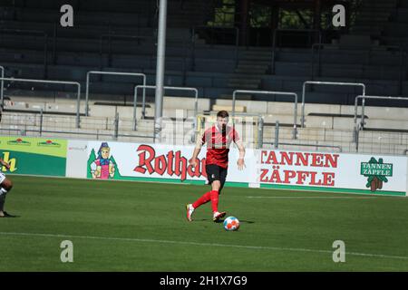 Dominique Heintz (Friburgo) mit Ball im Fußball-Testspiel: SC Friburgo - FC le NORMATIVE Zürich VIETANO L'USO DI FOTOGRAFIE COME SEQUENZE DI IMMAGINI E. Foto Stock