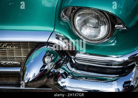 DIEDERSDORF, GERMANIA - 21 AGOSTO 2021: Il faro di auto di lusso Cadillac Serie 62 Coupe de Ville, 1953. Primo piano. La mostra di 'US Car Class Foto Stock