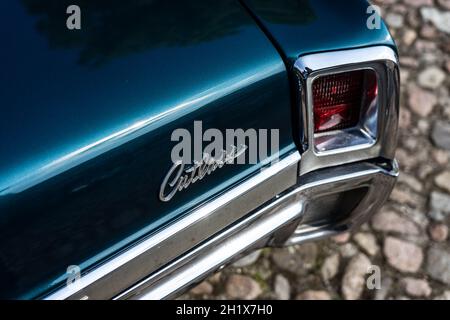 DIEDERSDORF, GERMANIA - 21 AGOSTO 2021: Il frammento di auto di medie dimensioni Oldsmobile Cutlass Hardtop Coupe, 1967. La mostra di 'US Car Classics'. Foto Stock