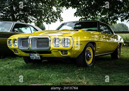 DIEDERSDORF, GERMANIA - 21 AGOSTO 2021: La macchina muscolare Pontiac Firebird, 1969. La mostra di 'US Car Classics'. Foto Stock