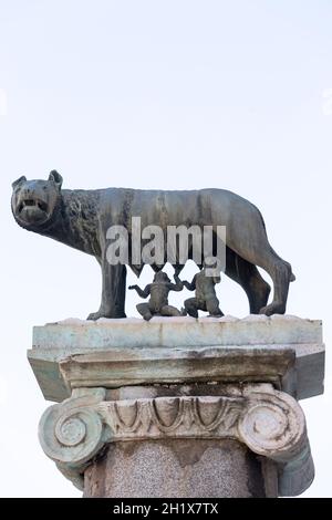 Lupo Capitolino (Lupa Capitolina), statua di bronzo di lupo che succhia i mitici gemelli fondatori di Roma, Romolo e Remo sul Campidoglio, Ro Foto Stock