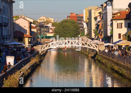 Milano, Italia - 28 settembre 2018: Naviglio Grande, canale d'acqua nel centro della città, popolare luogo d'incontro, riflessione in acqua Foto Stock