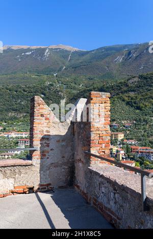 MALCESINE, ITALIA - 30 SETTEMBRE 2018: Castello Scaligero in pietra medievale del XIII secolo, vista sul Monte Baldo, provincia di VE Foto Stock