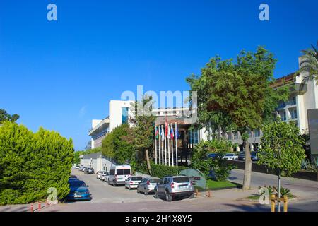 Kemer, Antalya, Turchia - 11 maggio 2021: Ingresso principale a DoubleTree by Hilton Antalya-Kemer 5 alla prima linea a Kemer, Antalya, Turchia il 11 maggio 2021 Foto Stock