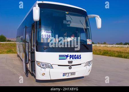 Antalya, Turchia - 20 maggio 2021: Autobus PEGAS in attesa per i turisti che vengono in Turchia per fare il trasferimento agli hotel. Foto Stock