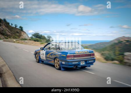 Occhiatana, Corsica, Francia - 7 ottobre 2020: Stephane Gigon e Sylvie Blanc competono nella loro eredità di Subaru nel 2021 Tour de Corse Historique Foto Stock