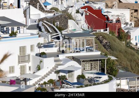 Oia, Santorini, Grecia - 29 giugno 2021: Case imbiancate a Imerovigli sull'isola di Santorini, Cicladi, Grecia Foto Stock