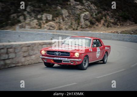 Occhiatana, Corsica, Francia - 7 ottobre 2020: Marco Brunner e Lucas Brunner gareggiano nella loro Ford Mustang nel Tour de Corse Historique 2021 Foto Stock