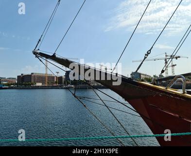 Dettaglio ravvicinato di corde e cordami nella manipolazione di una vecchia barca a vela in legno d'epoca. Foto Stock