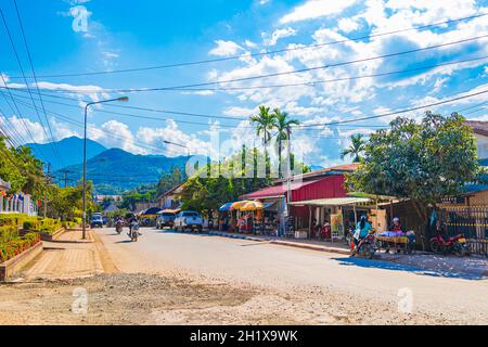 Luang Prabang Laos 22. Novembre 2018 colorato mercato alimentare negozi strade e paesaggio urbano della città vecchia Luang Prabang Laos. Foto Stock