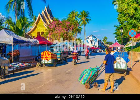 Luang Prabang Laos 21. Novembre 2018 colorato mercato alimentare negozi strade e paesaggio urbano della città vecchia Luang Prabang Laos. Foto Stock