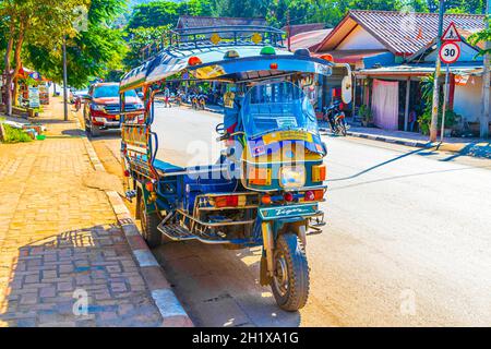 Luang Prabang Laos 22. Novembre 2018 tipico vecchio tuk tuk tuk tuk in taxi risciò a Luang Prabang Laos. Foto Stock