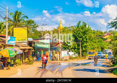 Luang Prabang Laos 22. Novembre 2018 colorato mercato alimentare negozi strade e paesaggio urbano della città vecchia Luang Prabang Laos. Foto Stock