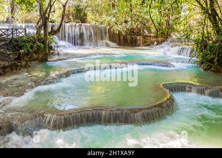 Le cascate più belle del mondo, la cascata turchese Kuang si a Luang Prabang Laos. Foto Stock