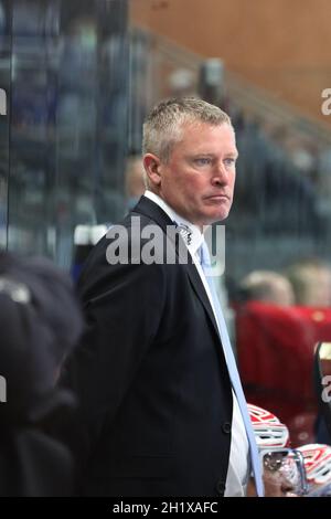 Nachdenklich und sprachlos: Cheftrainer und Manager Niklas Sundblad (Schwenningen Wildwings) beim Eishockkey: Testspiel SERC Wild Wings vs Augsburg Pan Foto Stock