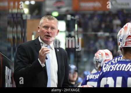 Cheftrainer und Manager Niklas Sundblad (Schwenningen Wildwings) cappello Ansprüche una senna crepe, wie hier beim Eishockey: Testspiel SERC Wild Wings vs Foto Stock