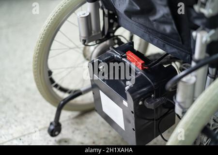 Sedia a rotelle elettrica con batery per vecchio paziente anziano non può camminare o disabilitare le persone uso in casa o in ospedale, sano concetto medico forte. Foto Stock