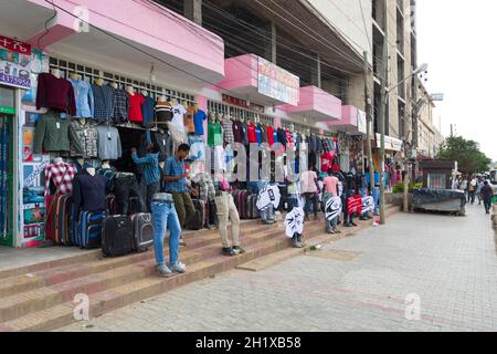 AXUM, ETIOPIA, 27 APRILE 2019: I nativi Tigray in commercio con vestiti al centro di Aksum il 27 aprile 2019 ad Aksum, Tigray, Etiopia Africa Foto Stock