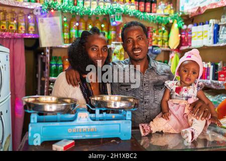 Mekelle, ETIOPIA, 29 APRILE. 2019, famiglia etiope Ordinaria in negozio sulla strada di Mekelle, la capitale della Tigray National Regional state.. Foto Stock