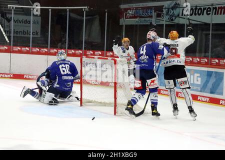 Torwart Goalie Joacim Eriksson (SERC Wild Wings) ist geschlagen, Jan Urbas (Fischtown Pinguins Bremerhaven) dreht jubelnd ab und Žiga Jeglič (Fischtow Foto Stock