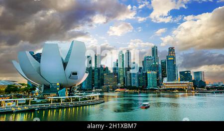 SINGAPORE - 1 MARZO 2020: Fronte mare nel centro di Singapore con il Museo ArtScience visto da Helix Bridge Foto Stock