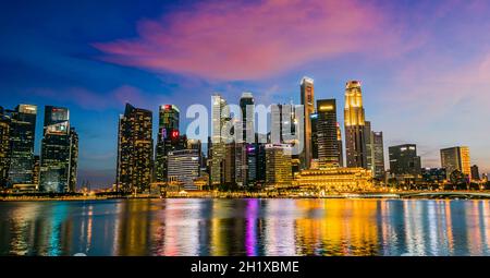 SINGAPORE - Mar 1, 2020: Architettura d'affari del centro di Singapore vista dall'Esplanade Foto Stock