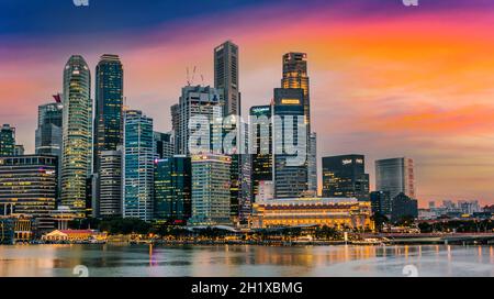 SINGAPORE - 1 MARZO 2020: Architettura d'affari del centro di Singapore vista dalla Marina Bay Waterfront Promenade Foto Stock