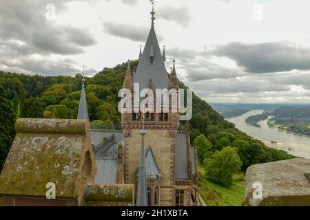 Vista sul castello di Drachenburg su Königswinter in Germania Foto Stock