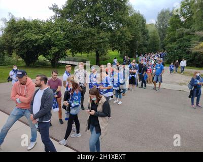 Die fans sind Zurück in der DEL: Geduld war gefratt beim Schlange stehen vor der Helios Arena von Schwenningen für die Einlaßkontrolle beim Spiel der Foto Stock