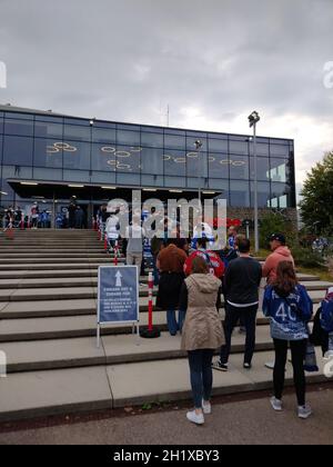 Die fans sind Zurück in der DEL: Schlange stehen vor der Helios Arena von Schwenningen für die Einlaßkontrolle beim Spiel der DEL, 1. Sptg.: SERC Wild Foto Stock