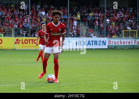 Kevin Schade (SC Friburgo) zeigte nach seiner Einwechslung starke Präsenz im Spiel der 1. FBL: 21-22: 4. Sptg. SC Friburgo vs 1. FC KÖLN DFL REGULATI Foto Stock