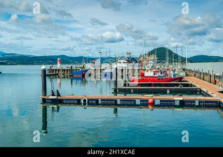 SANTONA, SPAGNA - 4 LUGLIO 2021: Vista delle barche nel porto di Santona, Spagna Foto Stock